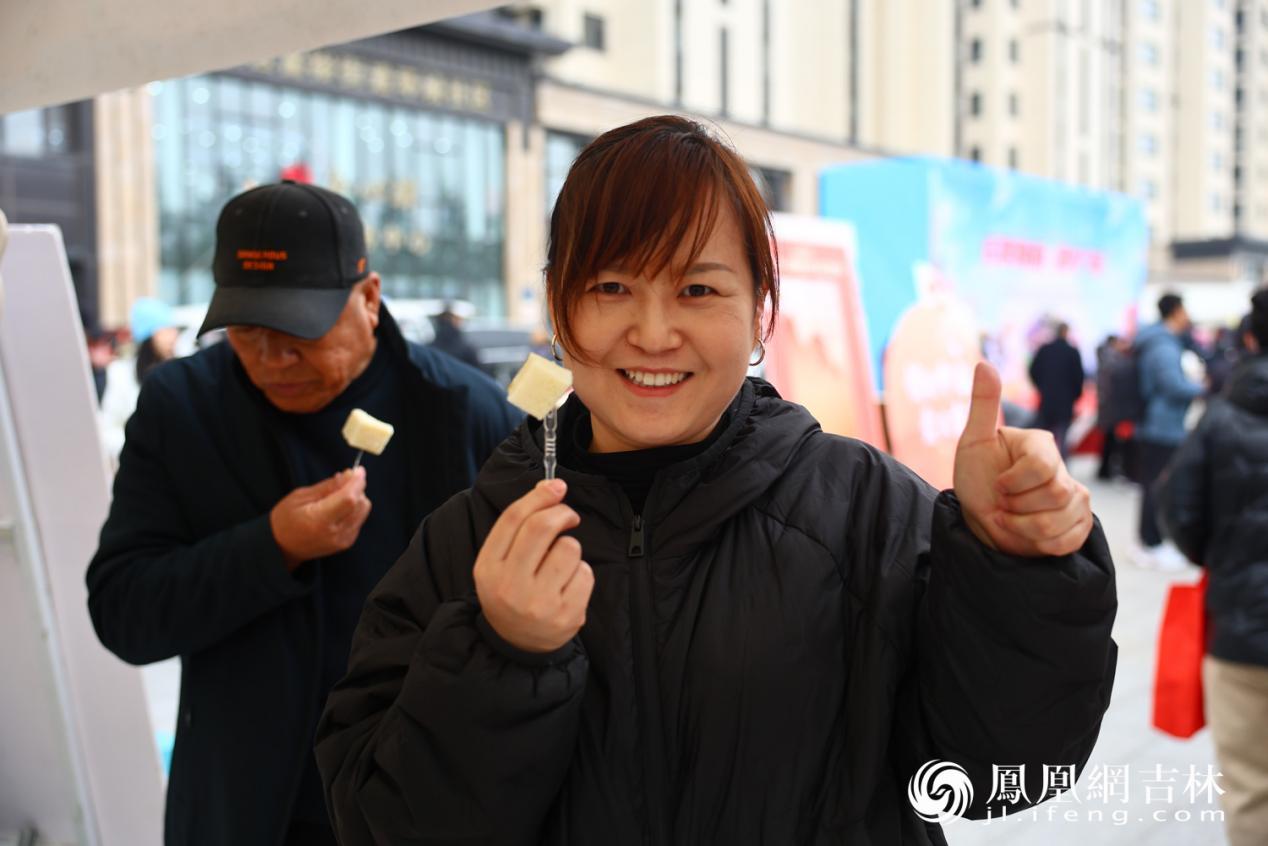 居民品尝桂花糕，体验重阳节传统习俗