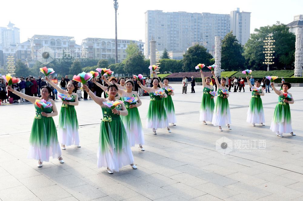 2025年10月28日，在九九重阳节来临之际，江西省抚州市南丰县老年体协举办的“情暖金秋 爱在重阳”“农商银行”杯文体展示活动在桔都文化广场火热举行。