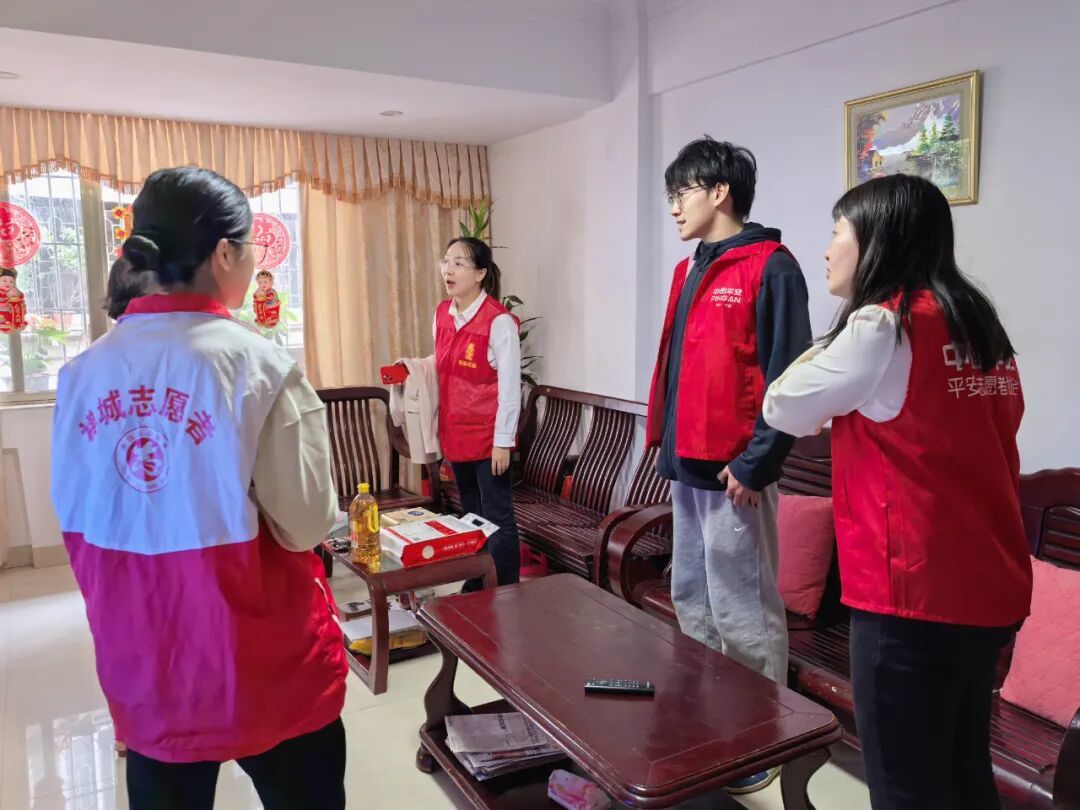 敬老月丨重阳敬老情意长,社区融善暖夕阳——佛山平安联合保安社区开展长者入户慰问