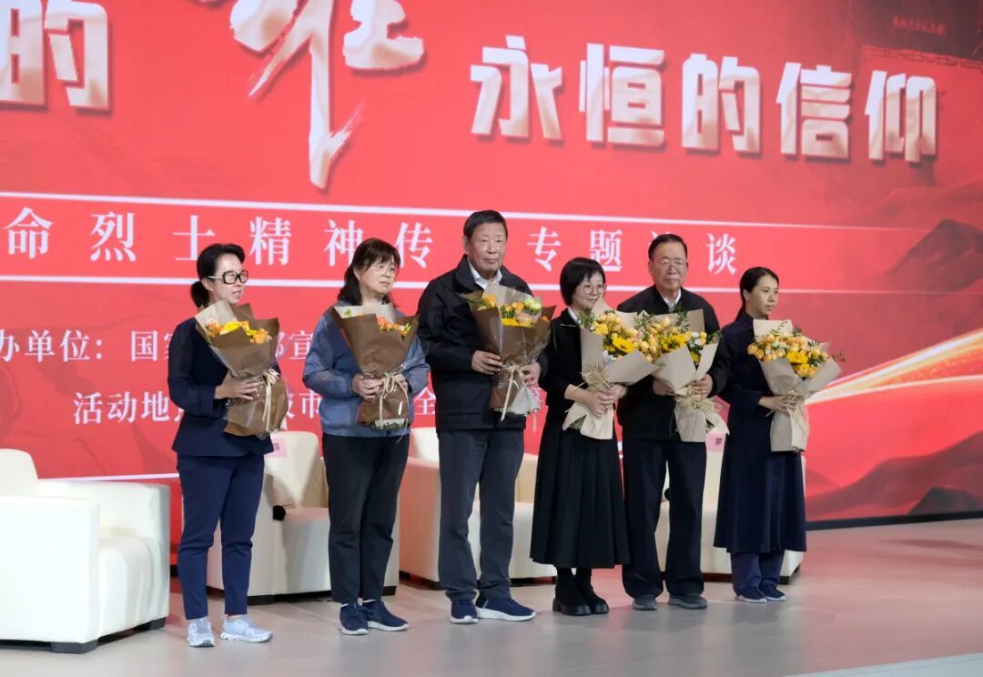 ▲部分烈士后人合影留念