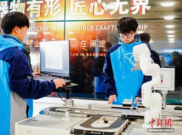 10月24日，保定市理工中等专业学校的学生正在演示智能制造汽车生产线设备。李瑞 摄