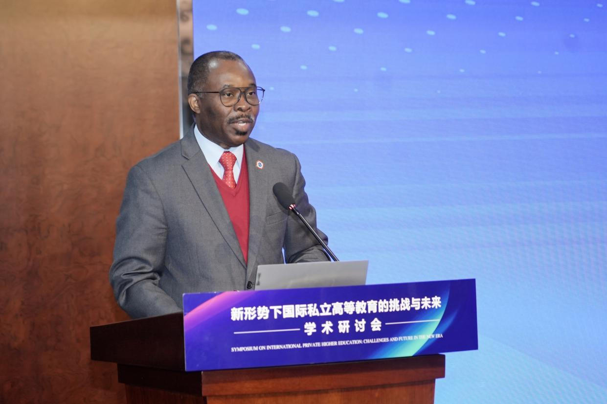 罗马尼亚达努比乌斯国际大学校长兼首席执行官史蒂夫・O・迈克尔致辞并作主旨演讲