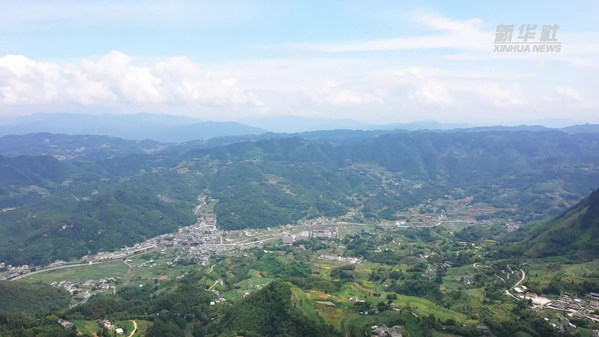 四川筠连：“与蛇共舞”富民兴村