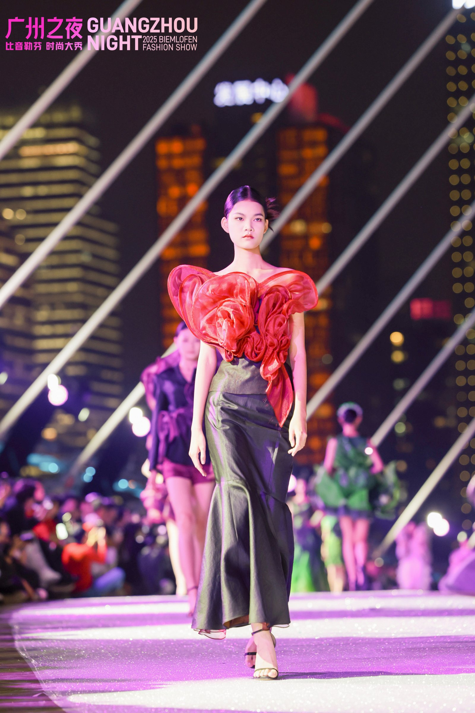 图：“广州之夜·比音勒芬时尚大秀”走秀现场