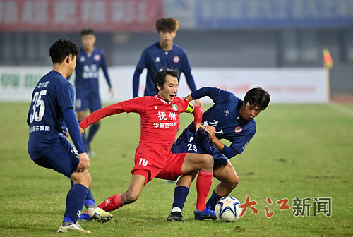 10月26日晚,两队队员在比赛中激烈争抢。本报全媒体记者 杨继红摄