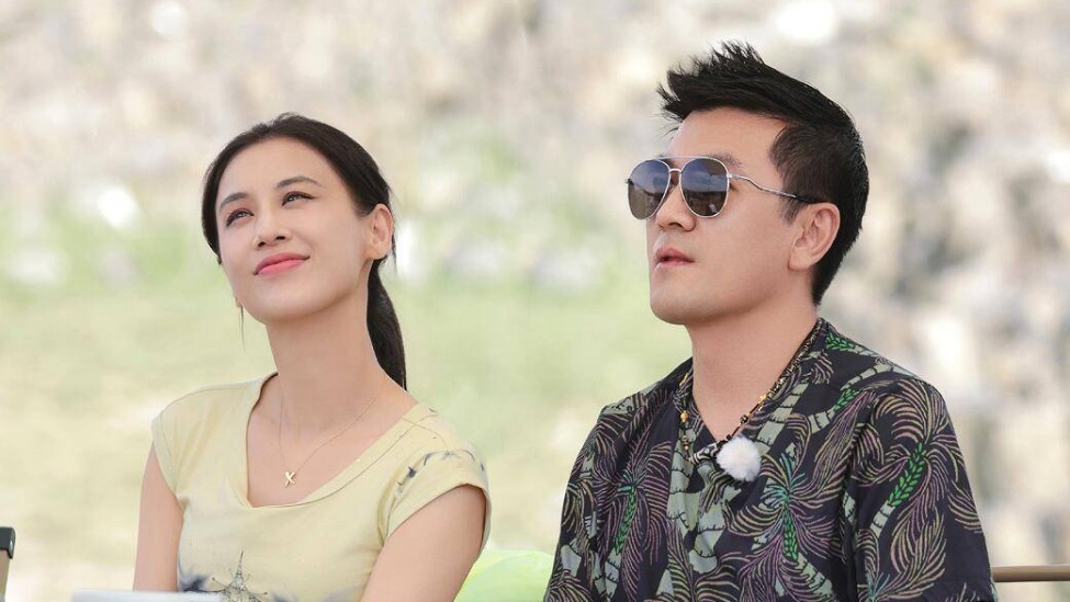 曝黄圣依离婚后近况，在云南旅游，衣服臃肿肤色蜡黄，打扮像大妈封面图