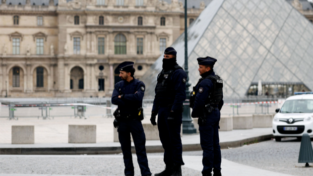 卢浮宫抢劫案两名嫌犯落网！曾有抢劫前科，检察官谴责“知情人士”泄漏信息