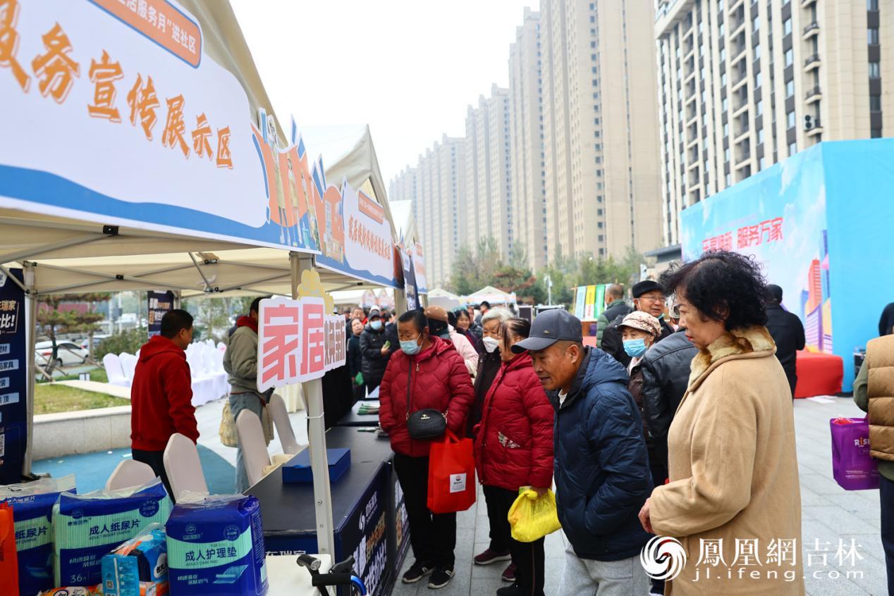 居民排队了解“焕新”政策