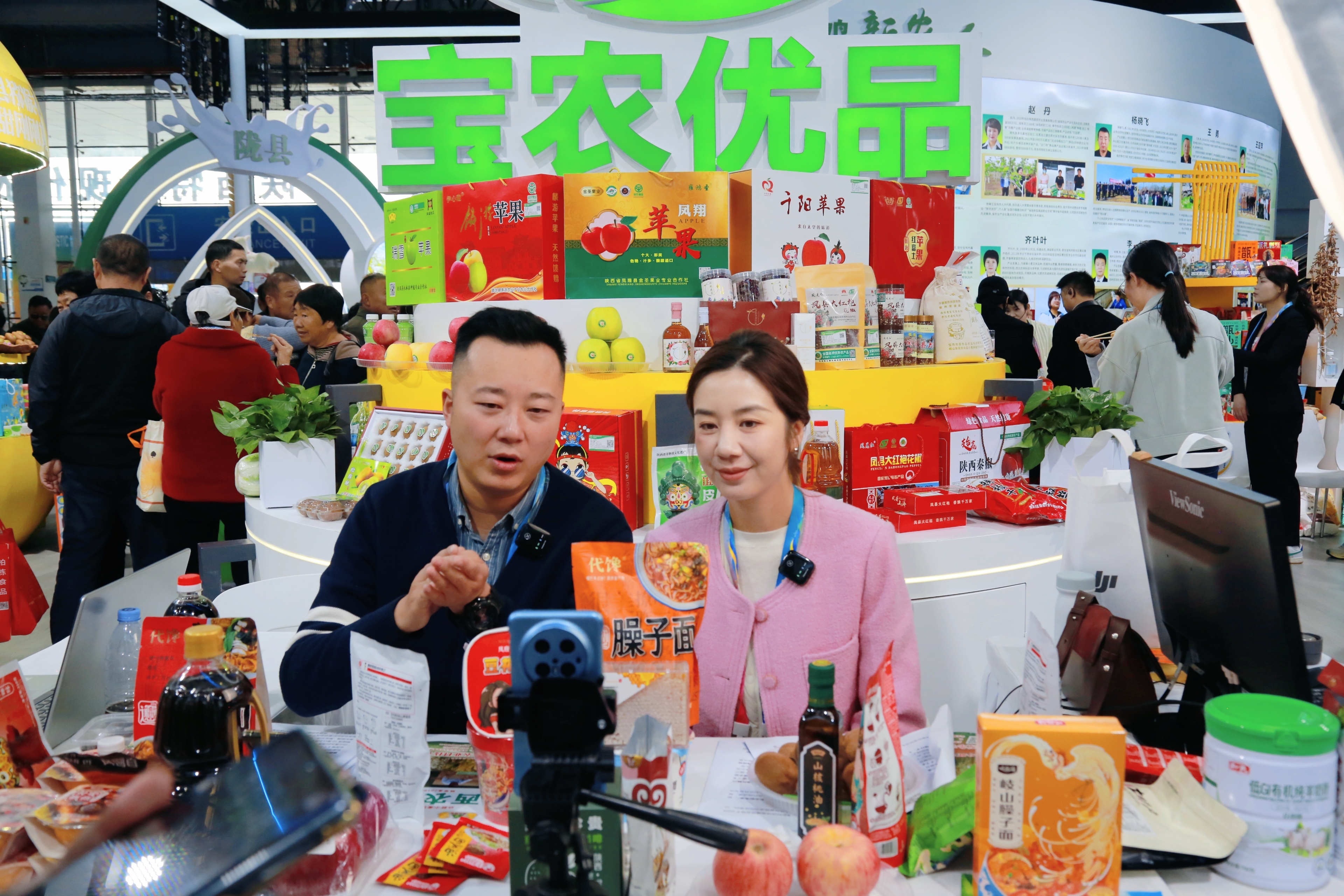 新質(zhì)生產(chǎn)力閃耀農(nóng)高會！寶雞展團“十大新農(nóng)人”領(lǐng)銜 引爆開幕日熱潮