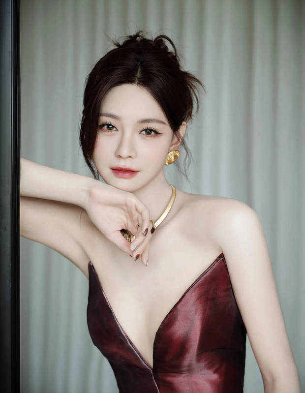 沈梦辰面露温柔浅笑，美貌迷人。