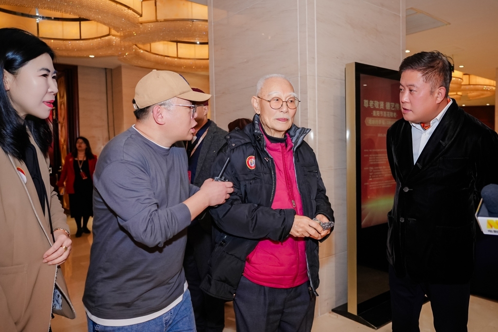 现年91岁的著名电影表演艺术家、导演张勇手步入会场