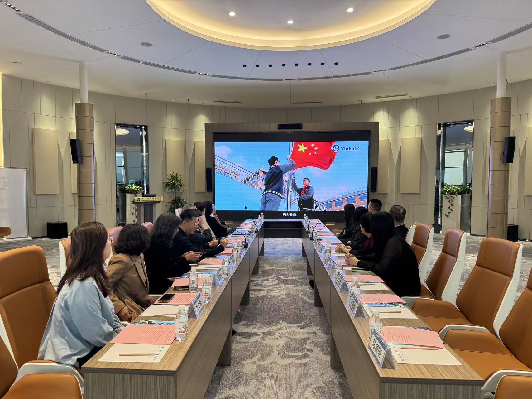 青澳同心铸忠魂 零点研学悟担当—— 澳门青年代表团走进青岛水准零点景区