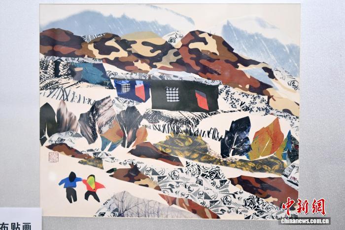 10月24日,在甘肃庆阳市西峰区锦绣坊,民间手艺人张锐利从生活中汲取灵感,用一双巧手将边角碎布变废为宝创作布贴画。布贴画源于陇东地区妇女缝补衣物的智慧,以碎布为料,经剪拼贴缝成画。2024年12月,庆阳民间布贴画艺术被列入甘肃省第五批省级非物质文化遗产代表性项目名录。图为张锐利以现实生活为题材创作出富有当地乡土特色的作品。中新社记者 九美旦增 摄