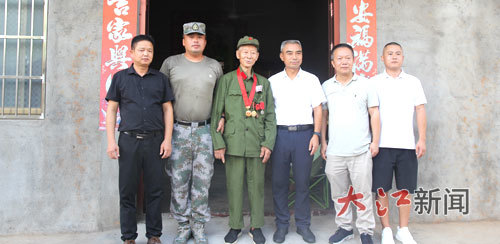 陆伟看望抚州籍抗美援朝老兵王杨付。（受访者供图）