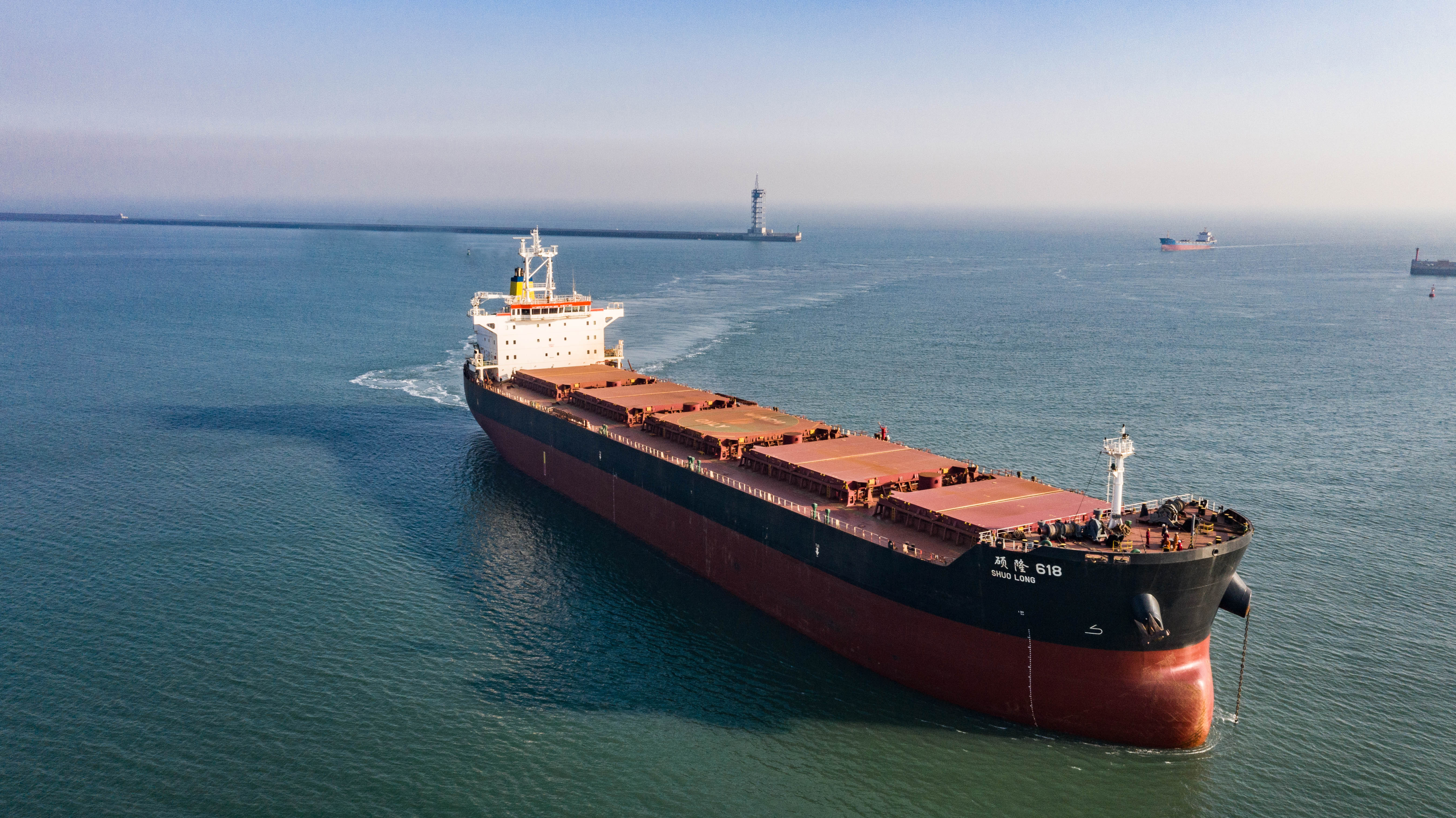 图为宁波泽隆国际物流有限公司“硕隆618”轮