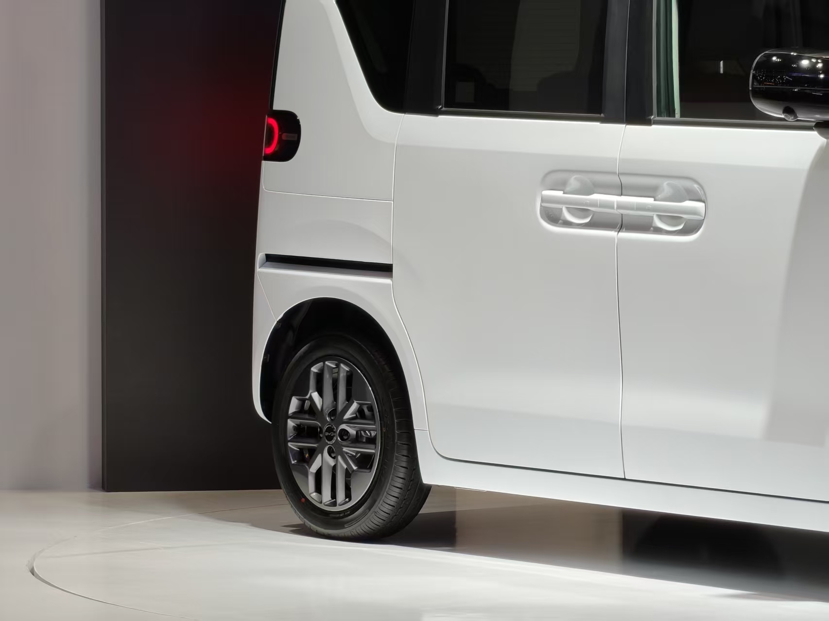 比亚迪亮相2025东京车展 全球首发K-EV