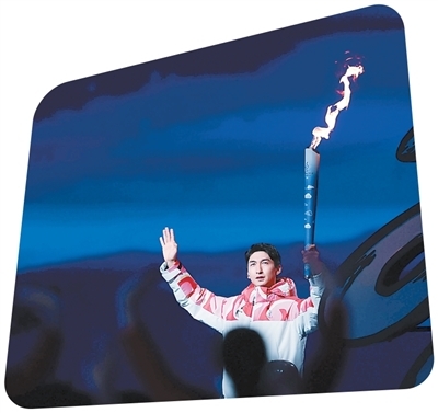 武大靖在第十四届全国冬季运动会开幕式上传递火炬。新华社记者 黄 伟摄