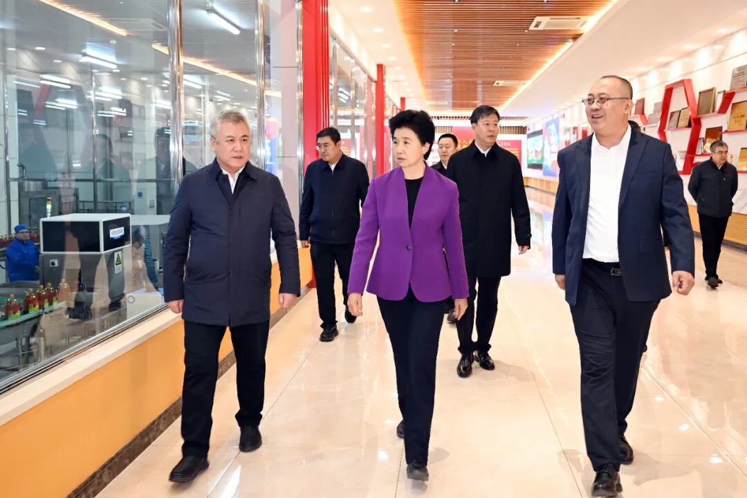 梁惠玲来到九三食品股份有限公司,参观生产车间。