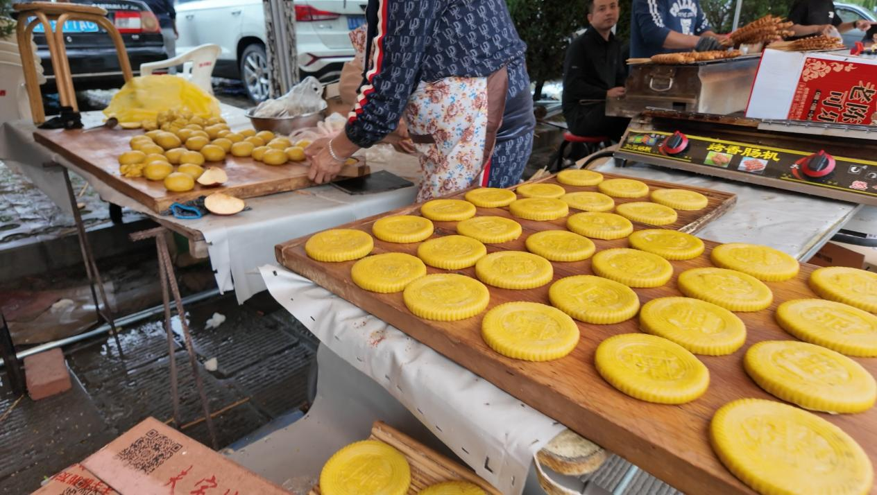 集市上的月饼摊位
