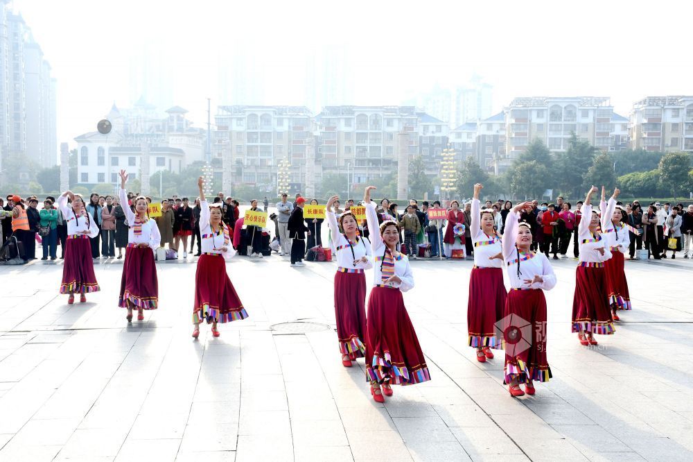 2025年10月28日，在九九重阳节来临之际，江西省抚州市南丰县老年体协举办的“情暖金秋 爱在重阳”“农商银行”杯文体展示活动在桔都文化广场火热举行。