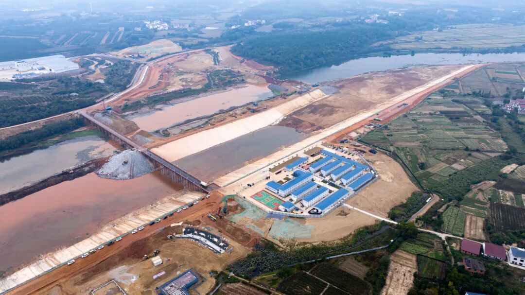 新余笏洲枢纽围堰成功合龙