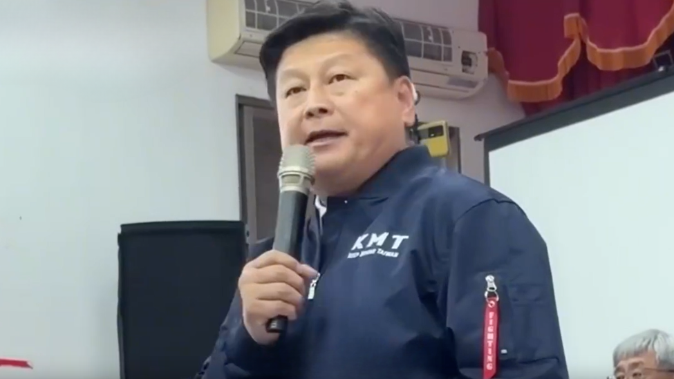 太嚣张！亲绿议长闯入座谈会怒踹桌，傅崐萁：为什么要使用暴力