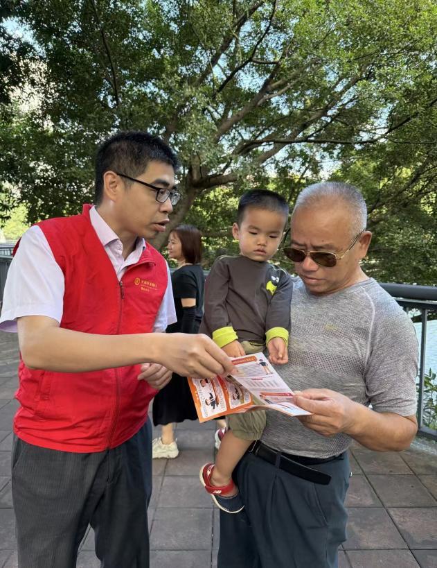 银警协同筑防线 反诈宣传进社区--农行佛山石湾支行联合公安机关开展老年人防诈宣传教育活动