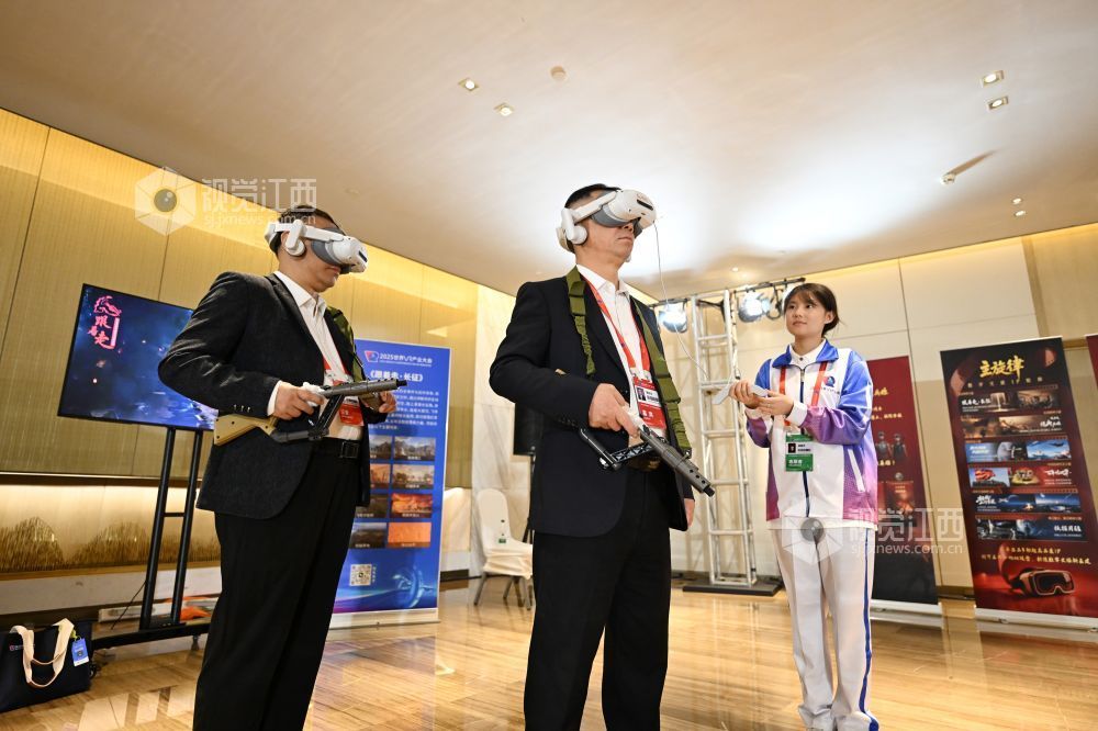 在“VR大空间”体验区,参会嘉宾体验“跟着走·长征”重走长征路VR体验项目。