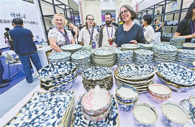 10月18日，2025中国景德镇国际陶瓷博览会启幕，外国嘉宾在景德镇陶博城国际会展中心参观游览。本届瓷博会展会期间，观展客流量超48万人次，各项交易数据均创新高。