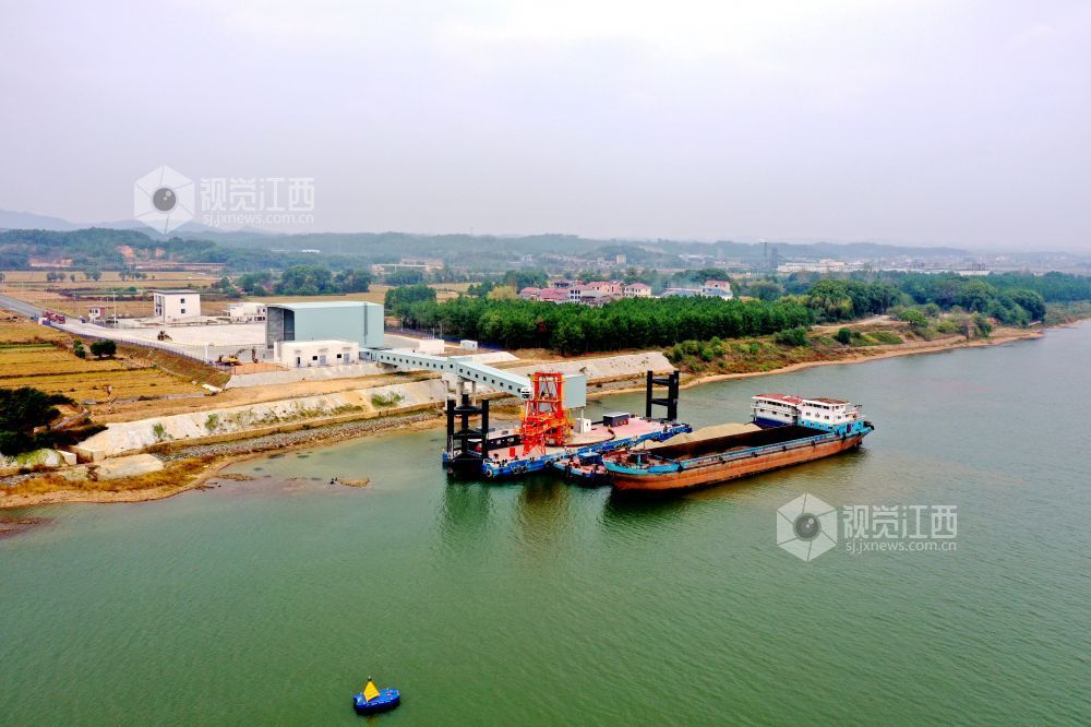 2025年10月27日,两艘货船有序停靠在江西省吉安市峡江县巴邱镇王家货运码头装载货物。