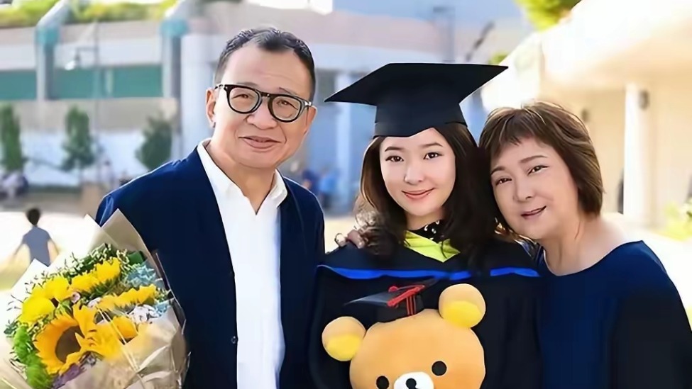 萧正楠忆述与许绍雄相处点滴，遗憾没有与孩子拍合照，黄翠如哽咽封面图