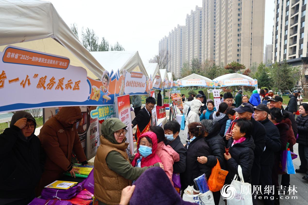 居民排队了解 “居家适老化焕新”服务