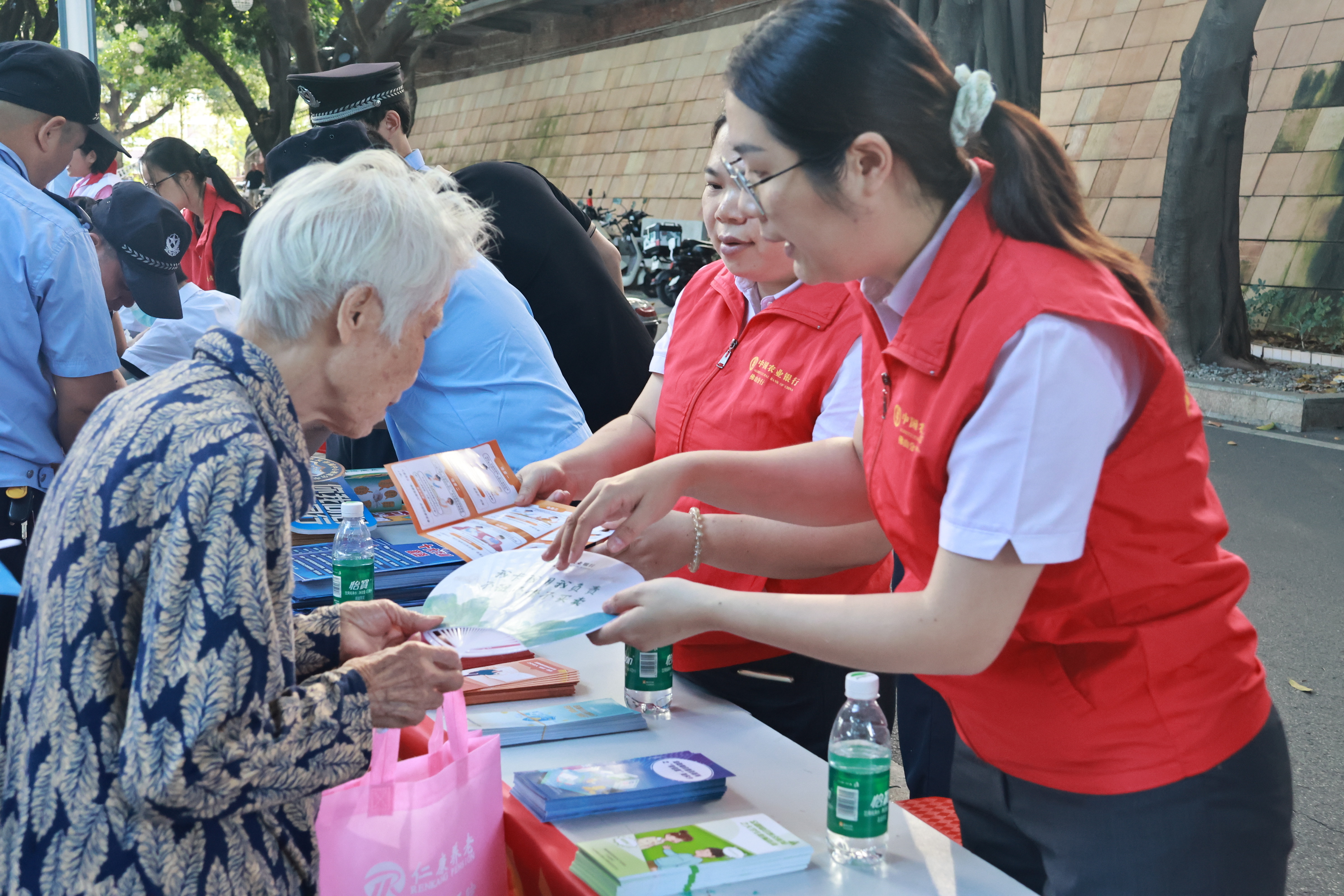 银警协同筑防线 反诈宣传进社区--农行佛山石湾支行联合公安机关开展老年人防诈宣传教育活动