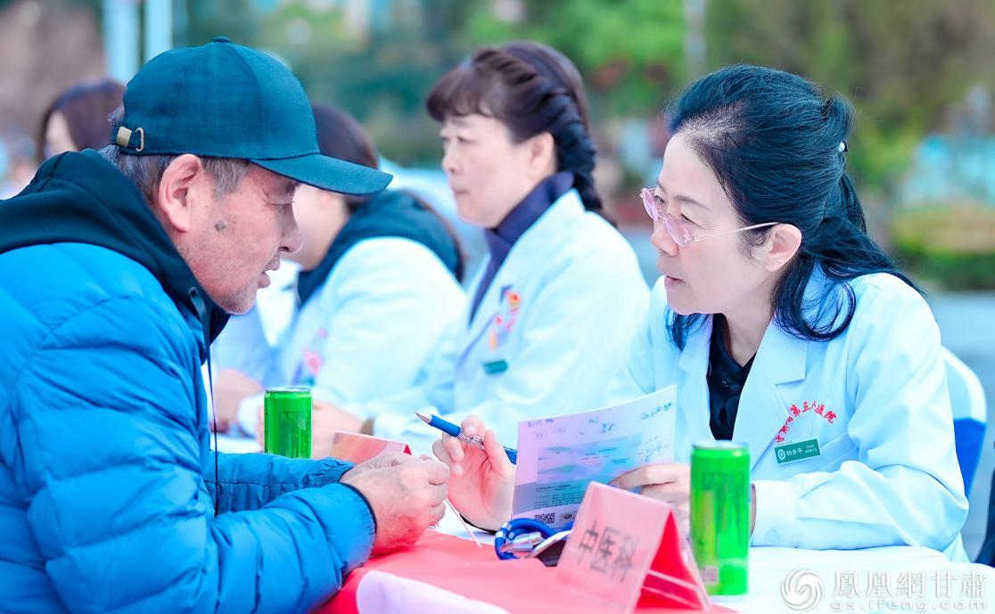 免费义诊将健康服务送到老年人身边，贴心守护幸福晚年。