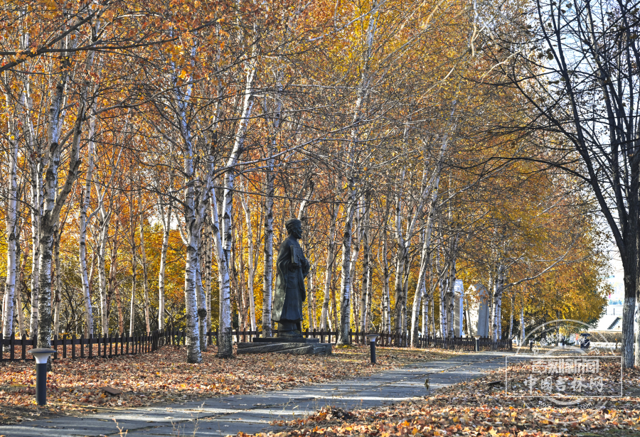长春世界雕塑园秋景正盛 市民赏秋好去处