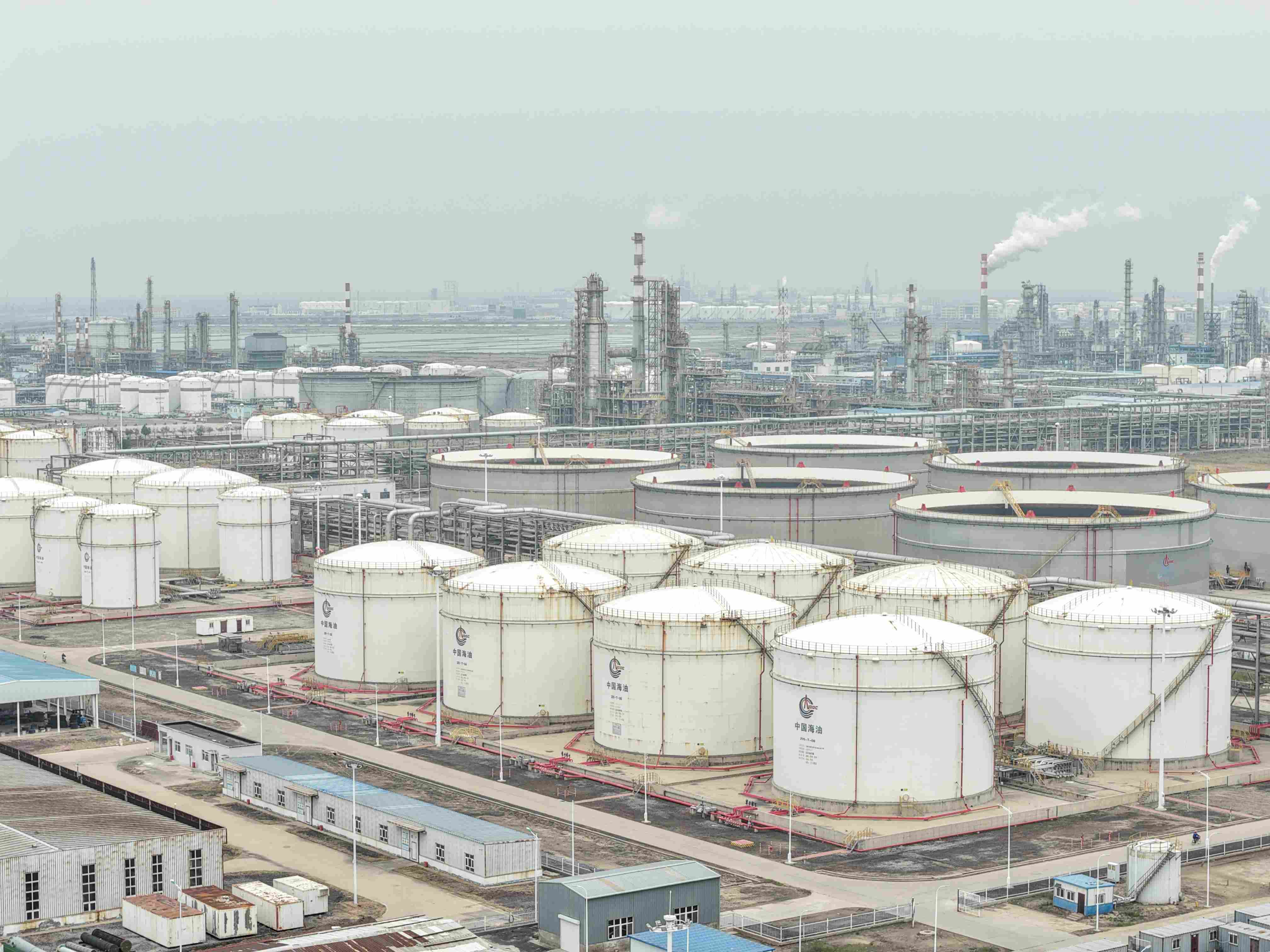 中海石油中捷石化有限公司厂区一角。