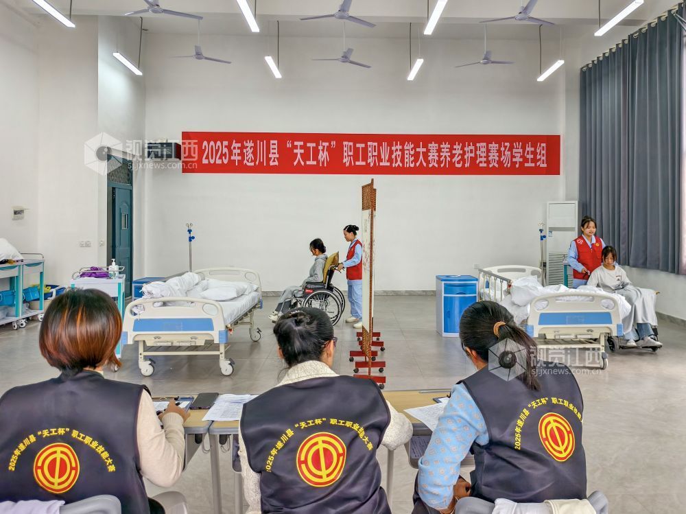 养老护理赛区，技校学生组选手在进行实操比赛。