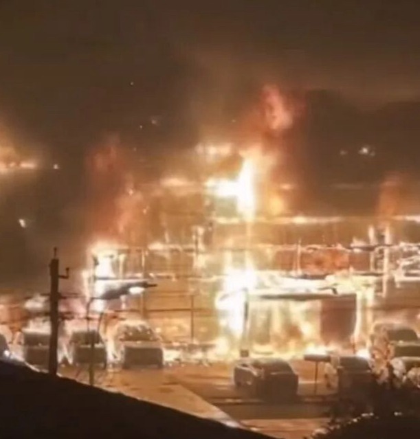 燃烧猛烈！网传阜阳一汽车4S店深夜突发火灾！