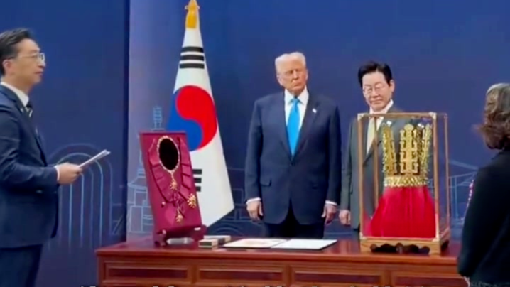 李在明向特朗普赠送金色王冠和大勋章，特朗普：我现在就能戴上它