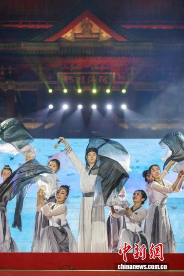 图为舞蹈节目《笔落惊鸿》。中新社记者 刘力鑫 摄