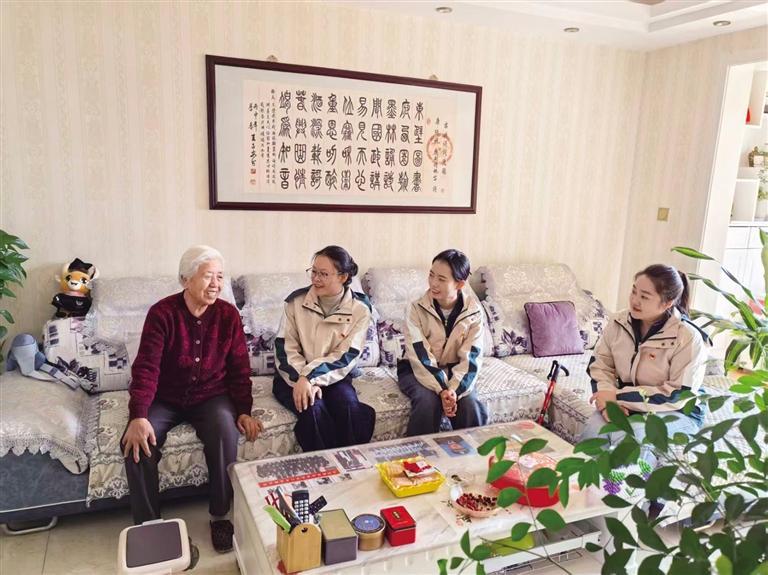 “双报到”单位送温暖　本报记者　任泽昕　摄