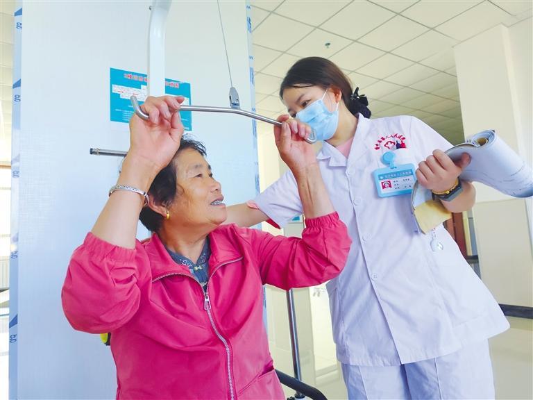 护士指导老人做上肢康复训练