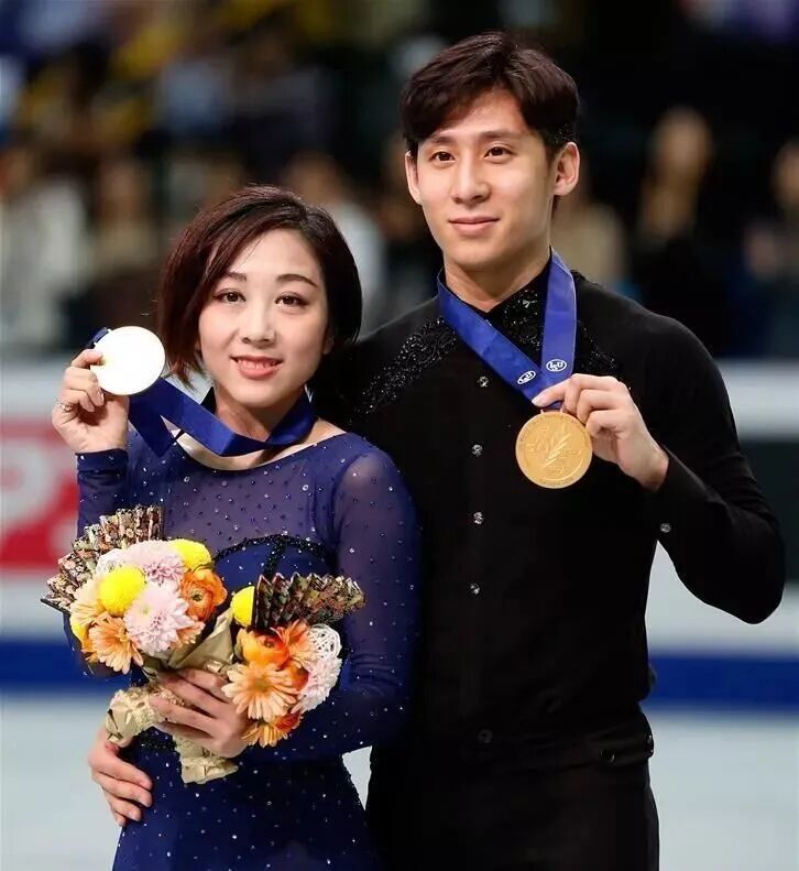 隋文静（左一）