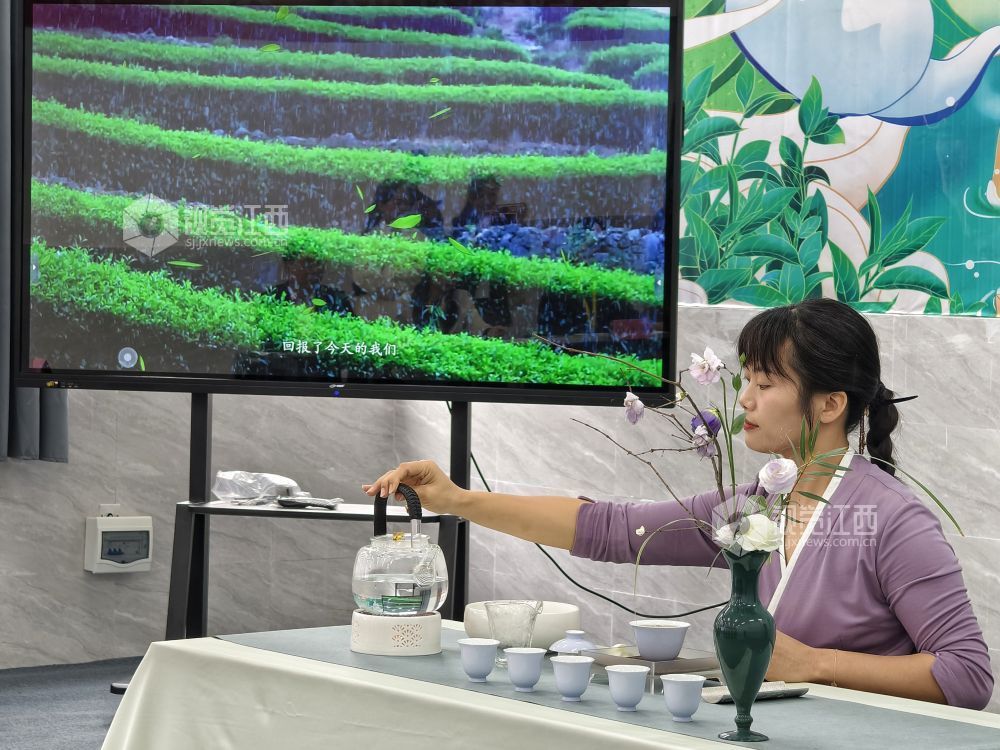 茶艺师赛区，选手在进行实操比赛。