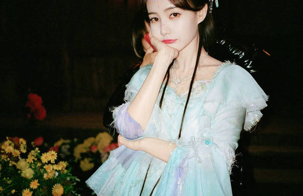 李一桐姿态温婉,眼神温柔。