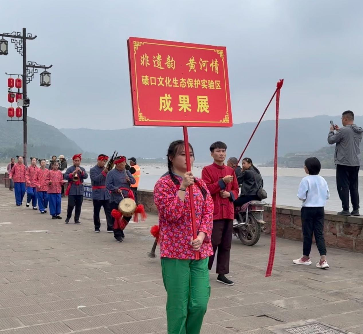 赶集的游客可以观看当地民俗表演