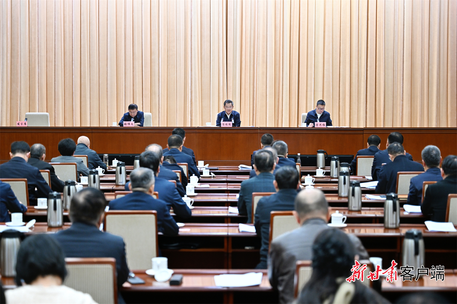 10月31日,省国资国企改革工作协调机制会议在兰州召开,省委副书记、省长任振鹤出席并讲话。新甘肃·甘肃日报记者 盛学卿