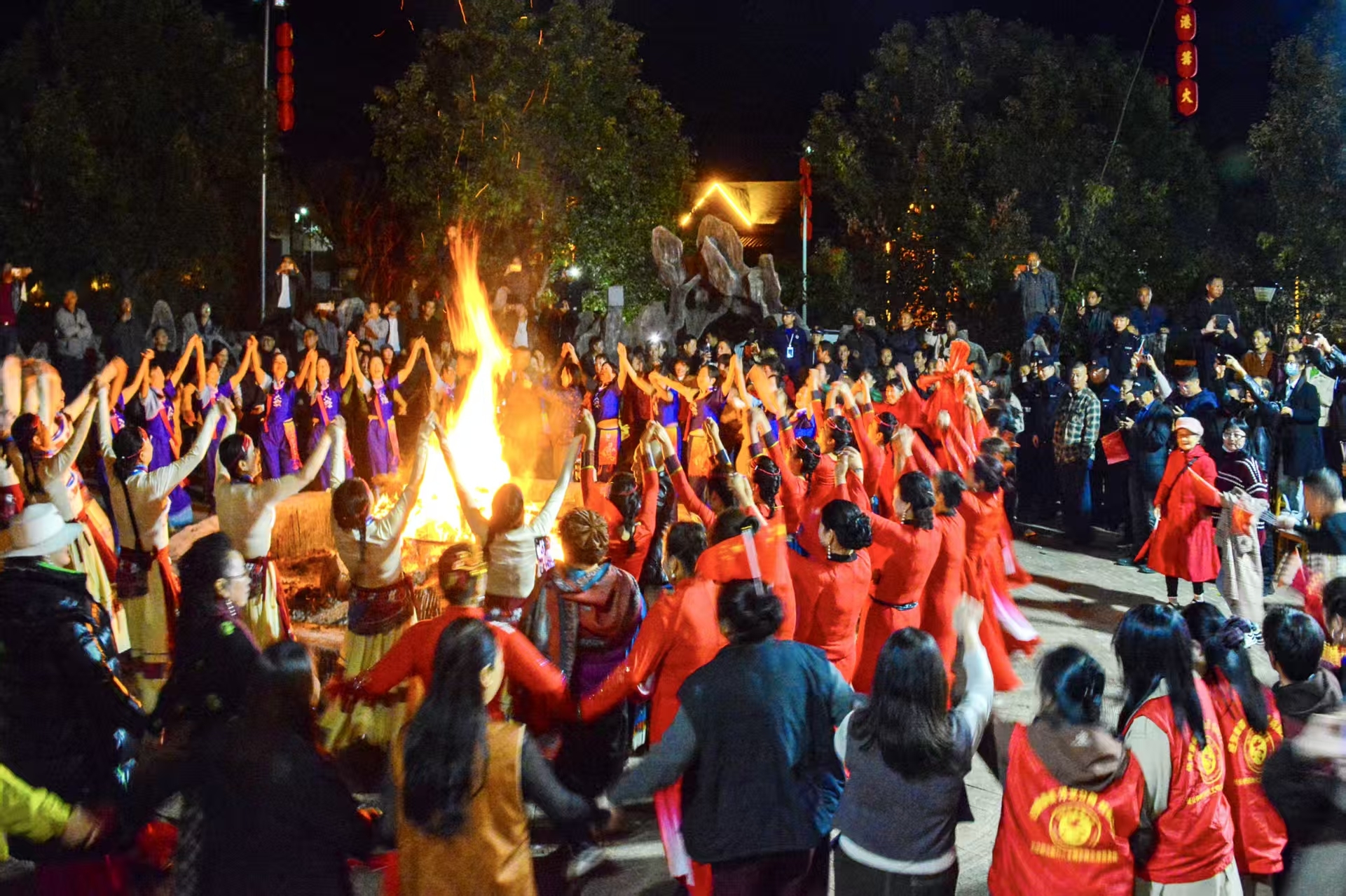 景德镇市“德润赣鄱&middot;红土地上好村晚”“源港之秋”篝火晚会欢动山乡