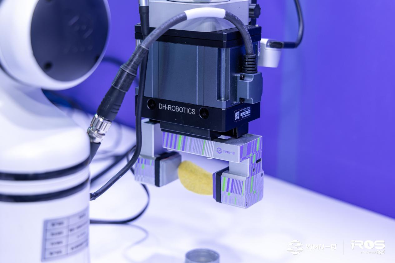 搭载一目科技视触觉传感器的机械臂夹薯片