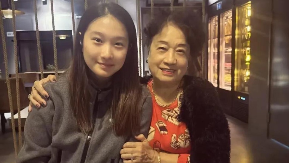 马伊琍大女儿晒和外婆合照，17岁爱马素颜出镜，长相酷似爸爸封面图